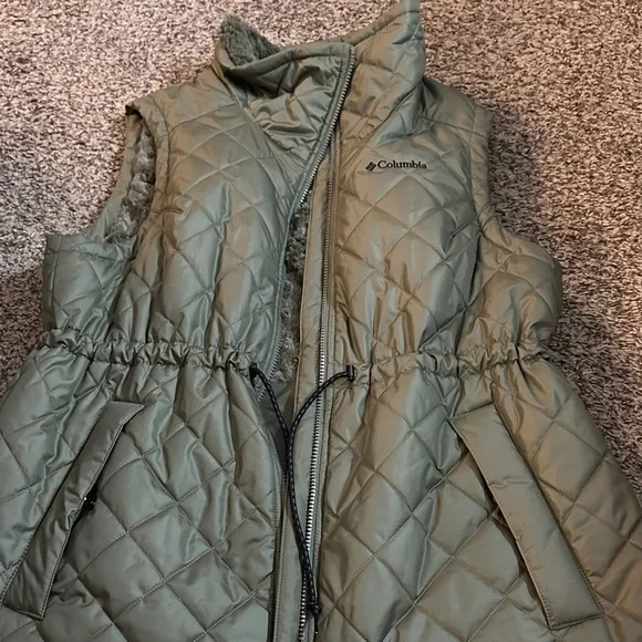 Women’s Columbia Quilted Green Vest - Picture 3 of 7